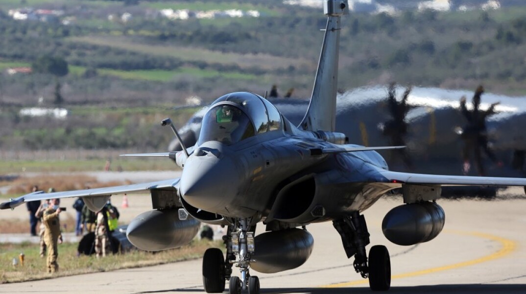 Το πρώτο από τα 18 Rafale που παρέλαβε η Ελλάδα © EPA / ORESTIS PANAGIOTOU