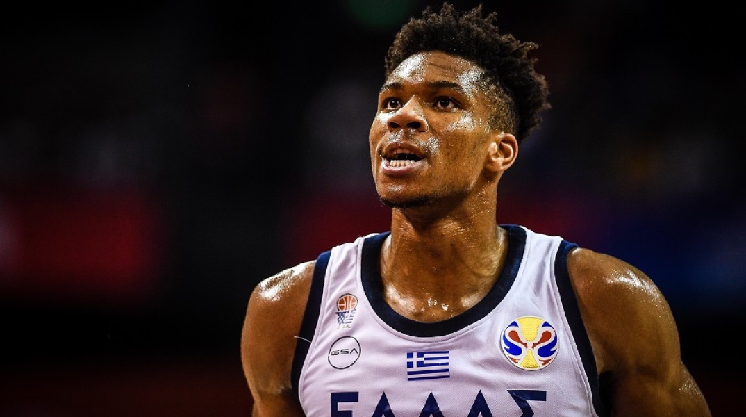 Ο Γιάννης Αντετοκούνμπο με τη φανέλα της Εθνικής Ελλάδος