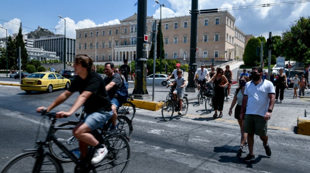 Στιγμιότυπο από το κέντρο της Αθήνας © EUROKINISSI / ΤΑΤΙΑΝΑ ΜΠΟΛΑΡΗ