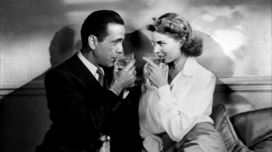 Χάμφρεϊ Μπόγκαρτ και Ίνγκριντ Μπέργκμαν κάνουν πρόποση - Σκηνή από την ταινία "Casablanca"