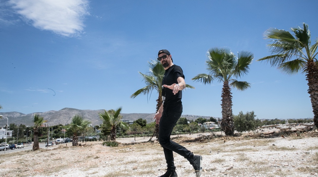 Ο Ευθύμης Καραδήμας περπατά στη Γλυφάδα