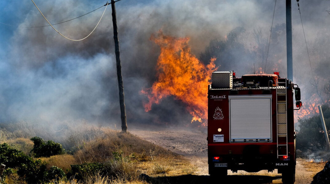 Πυροσβεστικό όχημα σε φωτιά (ΦΩΤΟ ΑΡΧΕΙΟΥ) - Δασική πυρκαγιά εκδηλώθηκε στην Κάρυστο στην Εύβοια