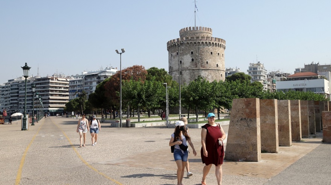 Θεσσαλονίκη - Πολίτης με μάσκα στην παραλία