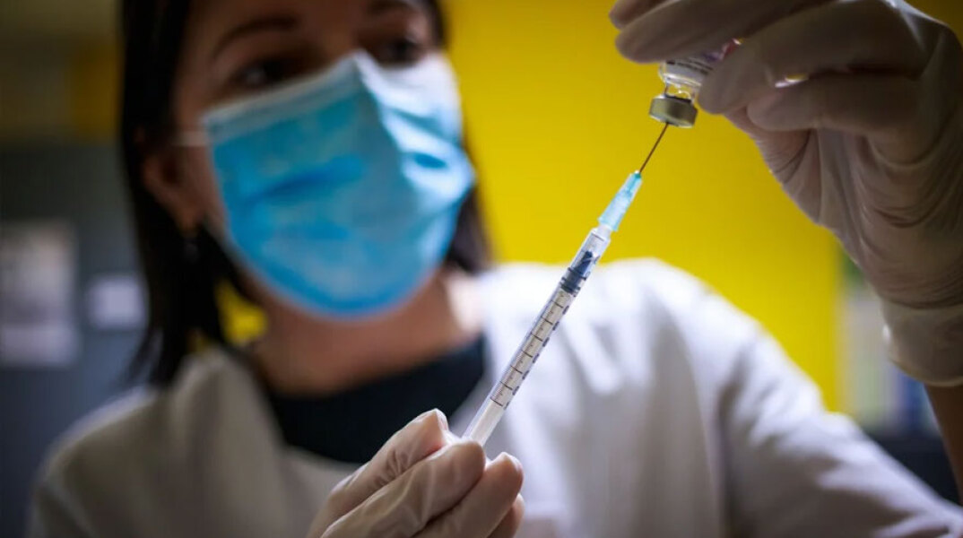 Υγειονομικός ετοιμάζει εμβόλιο Pfizer για κορωνοϊό (ΦΩΤΟ ΑΡΧΕΙΟΥ)