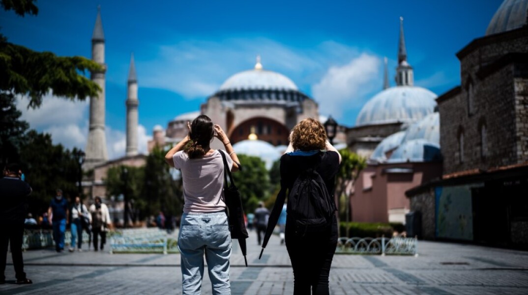 Τουρίστες φωτογραφίζουν την Αγία Σοφία στην Κωνσταντινούπολη © Unsplash 