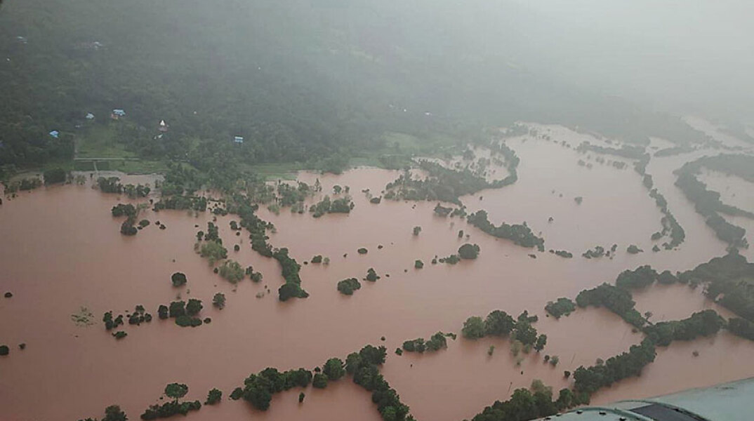 Στην Ινδία, στο δυτικό κρατίδιο Μαχαράστρα, ολόκληρες εκτάσεις καλύφθηκαν από το νερό της βροχής