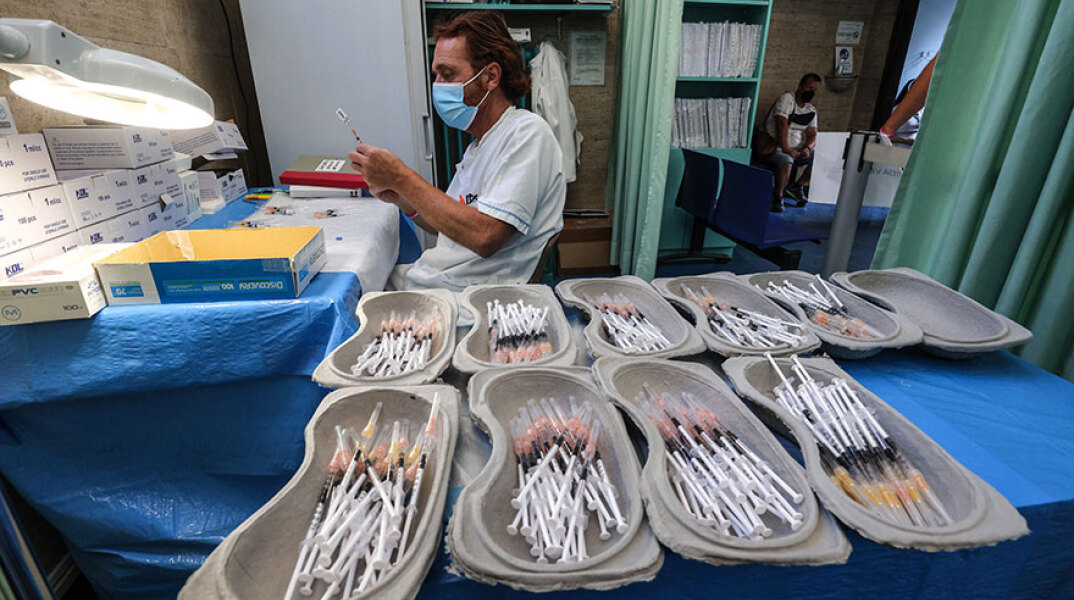 Ιταλία - Εμβολιασμός: Υγειονομικός ετοιμάζει μονοδοσικά εμβόλια Johnson & Johnson (ΦΩΤΟ ΑΡΧΕΙΟΥ)