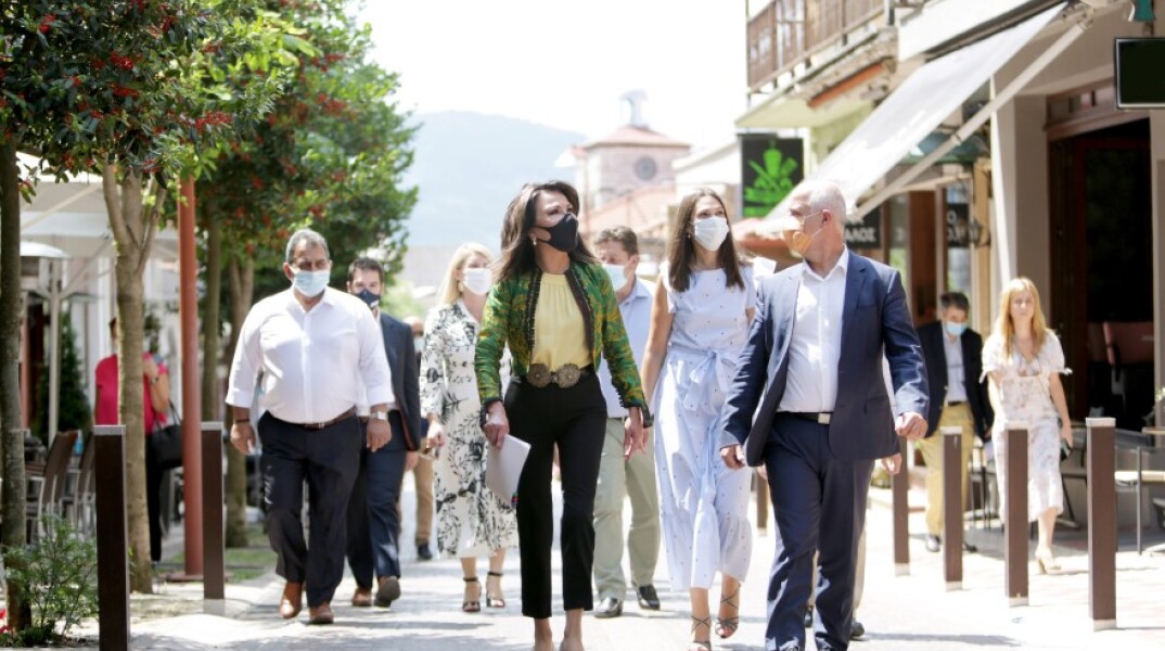 Στιγμιότυπο από την επίσκεψη της Επιτροπής «Ελλάδα 2021» στο Καρπενήσι