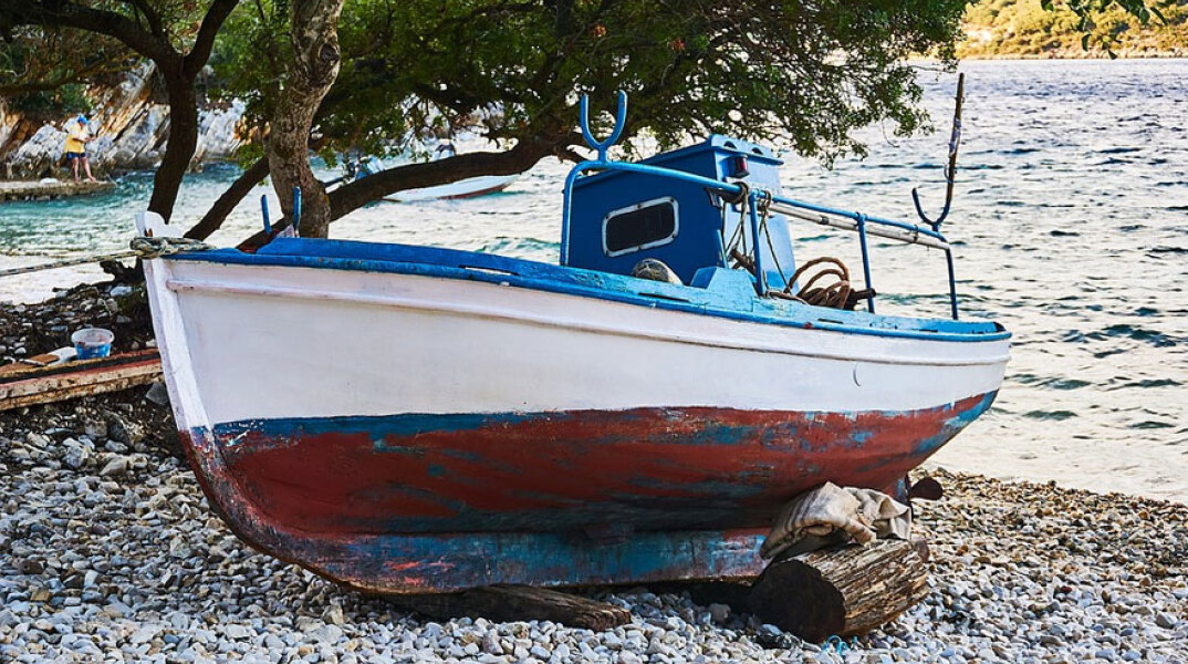 Βάρκα σε νησί (ΦΩΤΟ ΑΡΧΕΙΟΥ) - Το Σάββατο 24 Ιουλίου 2021 ξεκινούν οι αιτήσεις από τους παρόχους τουριστικών καταλυμάτων και ακτοπλοϊκών εισιτηρίων για το πρόγραμμα του ΟΑΕΔ Κοινωνικός Τουρισμός 2021