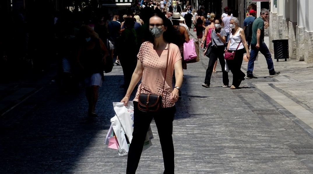 Πολίτες με μάσκα στο κέντρο της Αθήνας