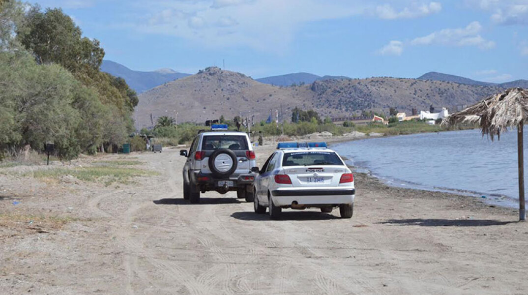 Περιπολικό της ΕΛΑΣ και όχημα του Λιμενικού σε παραλία (ΦΩΤΟ ΑΡΧΕΙΟΥ) - Η Ελλάδα είναι ετησίως 5η στην Ευρώπη σε πνιγμούς λουομένων στη θάλασσα