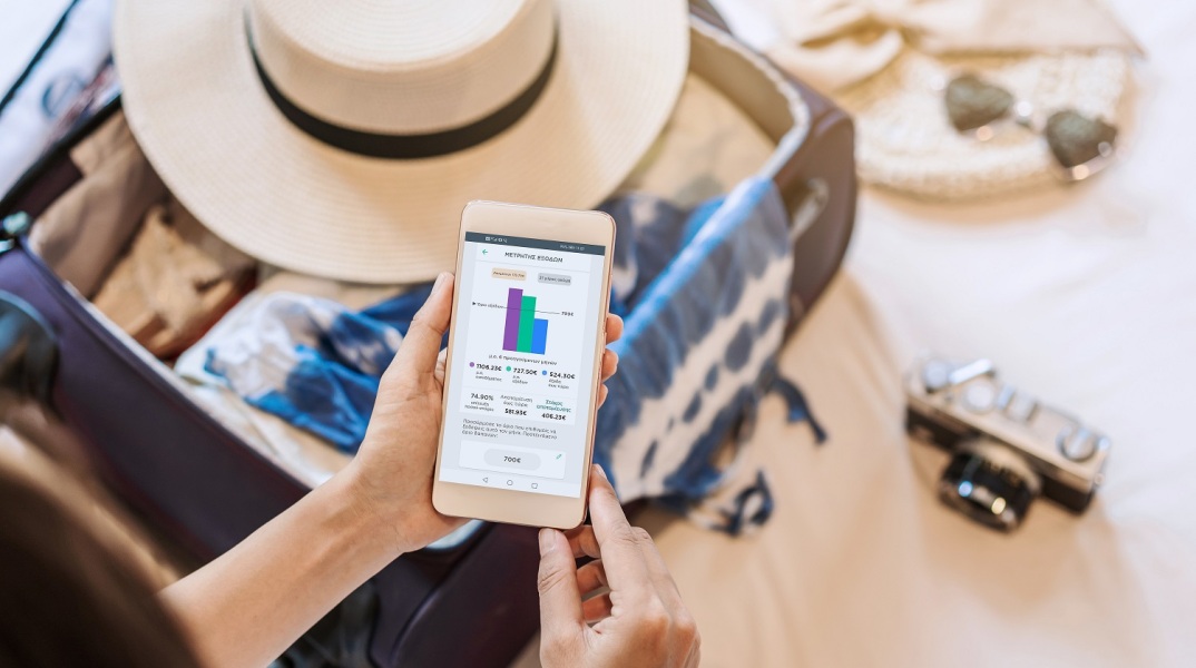 Γυναικεία χέρια που κρατούν smartphone