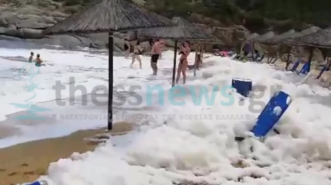 Γέμισε «αφρούς» παραλία στη Σιθωνία Χαλκιδικής 