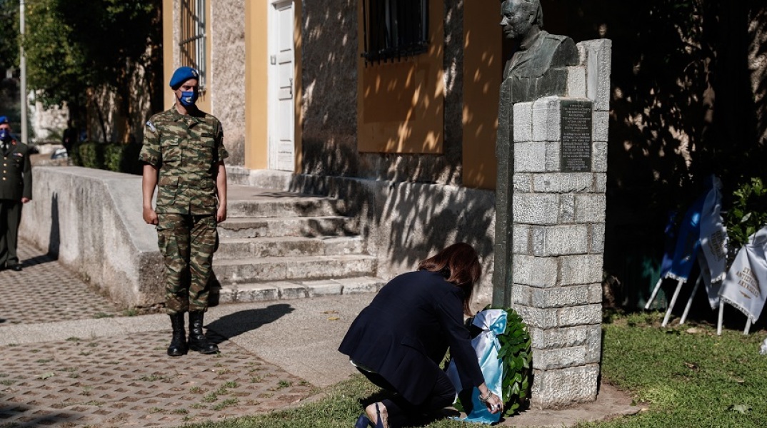 Κατάθεση στεφάνου από την Πρόεδρο της Δημοκρατίας Κατερίνα Σακελλαροπούλου στην προτομή του Σπύρου Μουστακλή 