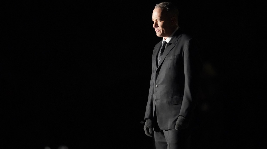 Ο Τομ Χανκς με μαύρο κουστούμι