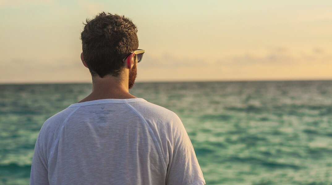 Άνδρας που κοιτά τη θάλασσα