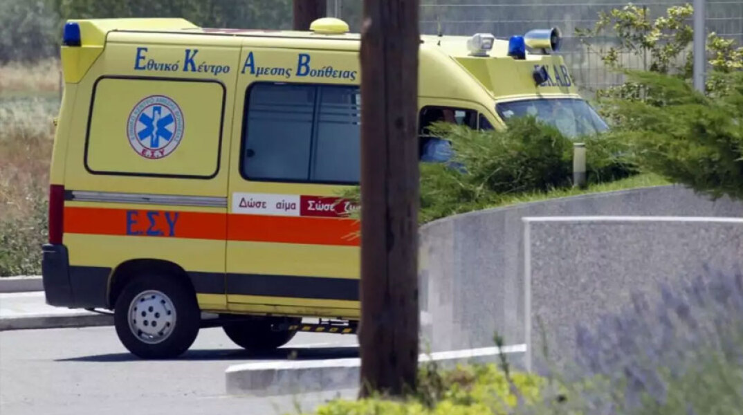 Ασθενοφόρο ΕΚΑΒ (ΦΩΤΟ ΑΡΧΕΙΟΥ) - Στην Κρήτη ένας 37χρονος χτυπήθηκε από το ρεύμα και πέθανε