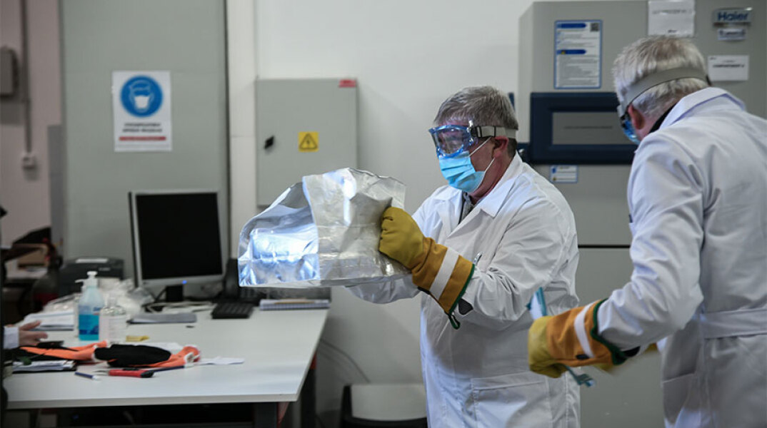 Υγειονομικός μεταφέρει συσκευασία με δόσεις από το εμβόλιο Pfizer (ΦΩΤΟ ΑΡΧΕΙΟΥ)