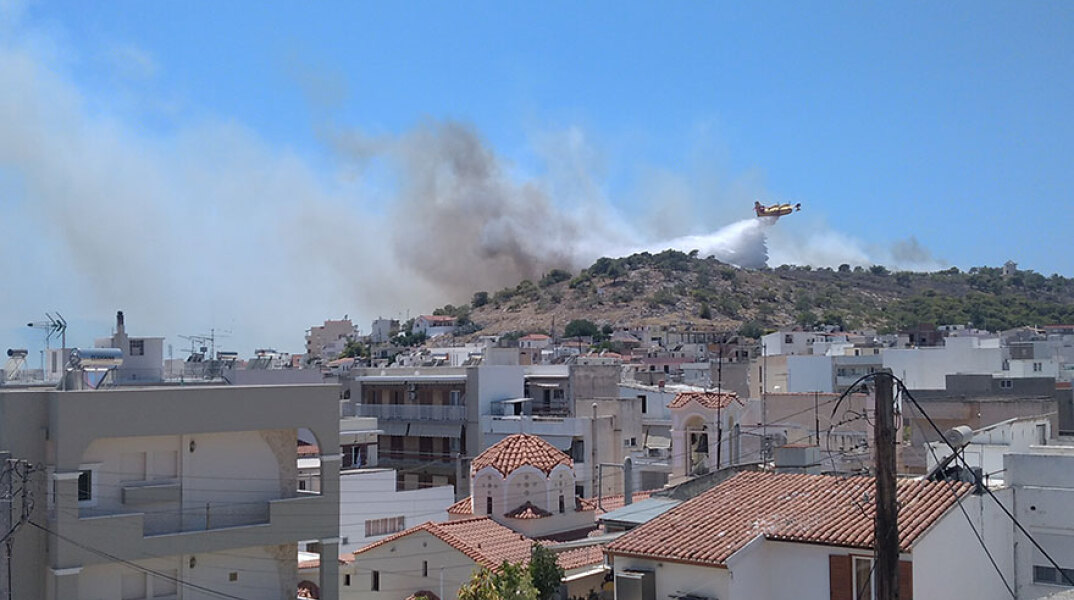 Φωτιά στη Σαλαμίνα - Αεροσκάφος Canadair πραγματοποιεί ρίψη νερού στην πυρκαγιά