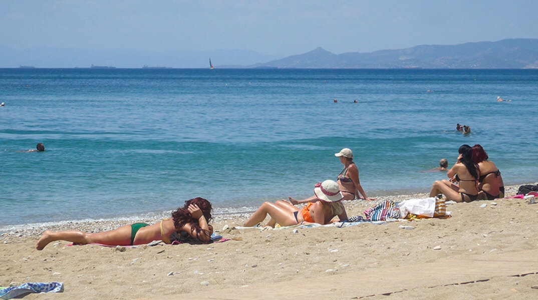Λουόμενοι στην παραλία στο Παλαιό Φάληρο (ΦΩΤΟ ΑΡΧΕΙΟΥ) - Έρχεται καύσωνας μέσα στην εβδομάδα σύμφωνα με την πρόγνωση καιρού