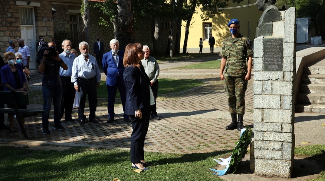 H Πρόεδρος της Δημοκρατίας, Κατερίνα Σακελλαροπούλου καταθέτη στεφάνι στην προτομή του Σπύρου Μουστακλή στο πάρκο Ελευθερίας (πρώην ΕΑΤ-ΕΣΑ)