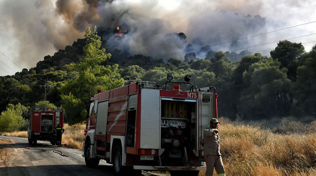 Φωτιά στην Κορινθία - Πυροσβεστικά οχήματα στην περιοχή Αλμυρή