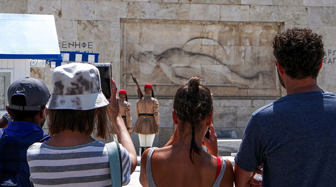 Τουρίστες στην Αθήνα (ΦΩΤΟ ΑΡΧΕΙΟΥ) - Ο ΕΟΔΥ ανακοίνωσε τα νέα κρούσματα κορωνοϊού σήμερα Κυριακή 25 Ιουλίου 2021 και έδωσε στη δημοσιότητα την κατανομή με τις περιοχές