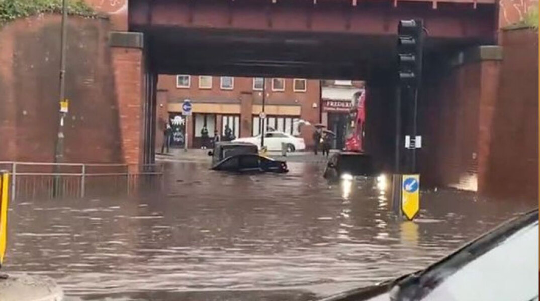 Πλημμύρες στο Λονδίνο: Αυτοκίνητο έχει καλυφθεί από το νερό της βροχής