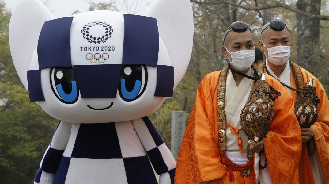Ολυμπιακοί Αγώνες 2020 - Τόκιο, Ιάπωνες με παραδοσιακή φορεσιά ποζάρουν μπροστά στη μασκότ της διοργάνωσης