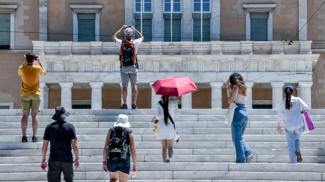 Στιγμιότυπα από την Πλατεία Συντάγματος, τουρίστες και κάτοικοι της πόλης
