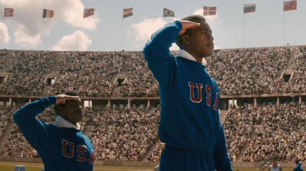 Αθλητής στο βάθρο των Ολυμπιακών Αγώνων - Σκηνή από την ταινία "Race"