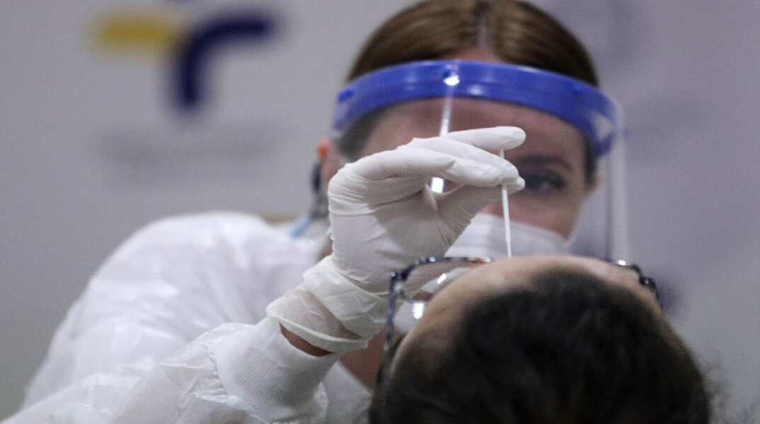 Υγειονομικός διενεργεί δωρεάν rapid test σε πολίτη για κορωνοϊό