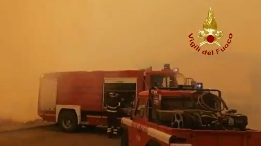 «Σκοτείνιασε» στη Σαρδηνία, καθώς ο πυκνός καπνός από τη μεγάλη φωτιά «έκρυψε» τον ήλιο