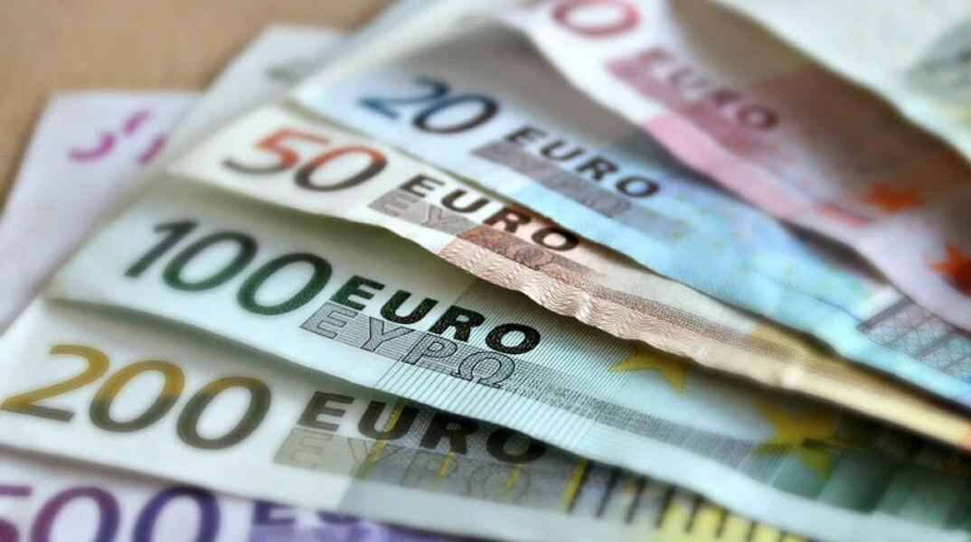 Χαρτονομίσματα ευρώ (ΦΩΤΟ ΑΡΧΕΙΟΥ) - Πληρώνονται συντάξεις, αναδρομικά και επιδόματα από τις 26 έως τις 30 Ιουλίου 2021, όπως ανακοίνωσε το Υπουργείο Εργασίας