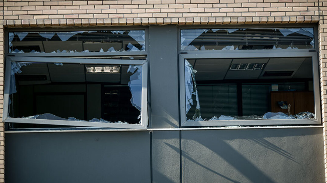 Βάρη: Υλικές ζημιές στα γραφεία της Revoil μετά την έκρηξη βόμβας