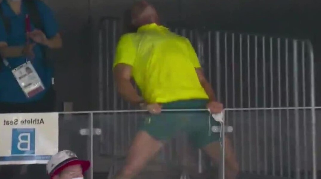 Η Αριάνε Τίτμους κέρδισε τις εντυπώσεις στο νερό κερδίζοντας το χρυσό στην κολύμβηση, ενώ ο προπονητής της κέρδιζε τις εντυπώσεις στις κερκίδες © YouTube