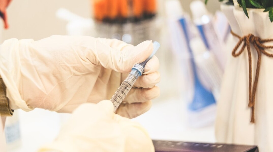 Γιατρός εμβολιάζει ασθενή © Unsplash - Σκέψεις για εμβολιασμό χωρίς ραντεβού τον Αύγουστο 