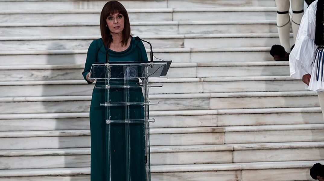Η ΠτΔ Κατερίνα Σακελλαροπούλου στη δεξίωση για την 47η Επέτειο της Αποκατάστασης της Δημοκρατίας, στον κήπο του Προεδρικού Μεγάρου 