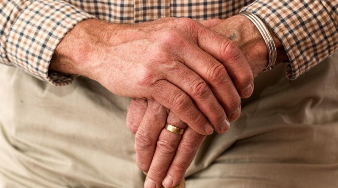 Χέρια ηλικιωμένου άντρα που κρατάει μπαστούνι © Pixabay