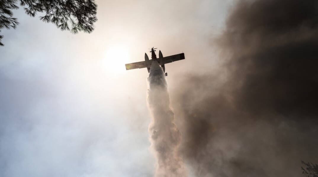 Στιγμιότυπο από τη φωτιά στη Σταμάτα © EUROKINISSI / ΒΑΣΙΛΗΣ ΡΕΜΠΑΠΗΣ