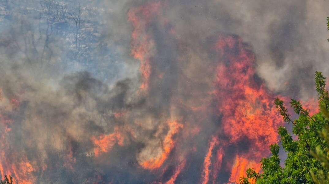Μεγάλη πυρκαγιά που απειλεί κατοικημένη περιοχή ξέσπασε στη Σταμάτα Αττικής © ΑΠΕ / ΜΠΟΥΓΙΩΤΗΣ ΕΥΑΓΓΕΛΟΣ