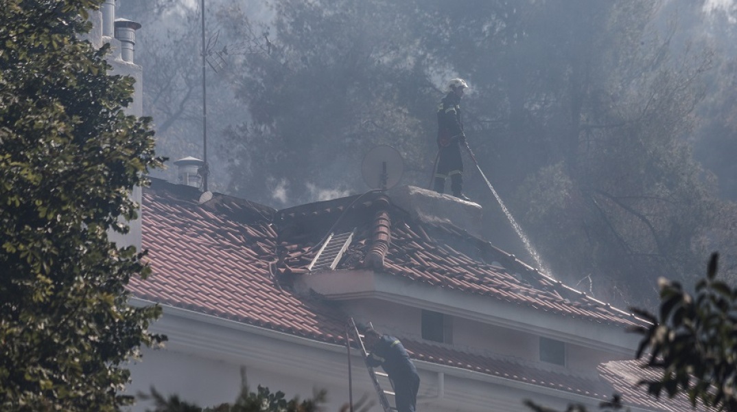 Στιγμιότυπο από την επιχείρηση της Πυροσβεστικής για την κατάσβεση της φωτιάς στη Σταμάτα