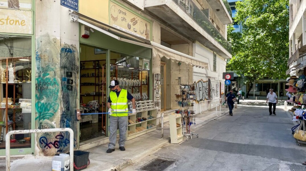 Δήμος Αθηναίων: Με μεγάλη επιχείρηση αντιγκράφιτι καθάρισαν επιφάνειες 8.200 τ.μ. της Πλάκας