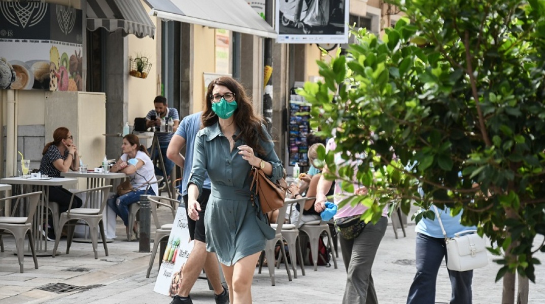 Πολίτες με μάσκα στην πόλη της Πάτρας