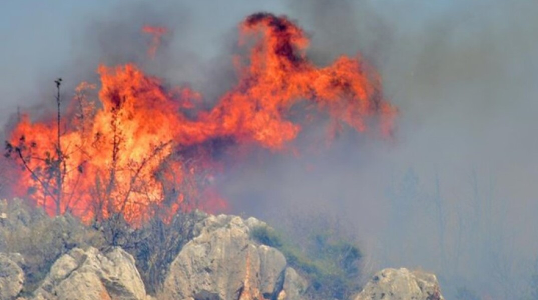 Ακόμη μία πυρκαγιά είναι σε εξέλιξη στην Αττική, σε δασική έκταση στον Βύρωνα, κοντά στην Καισαριανή © AΠΕ / ΜΠΟΥΓΙΩΤΗΣ ΕΥΑΓΓΕΛΟΣ