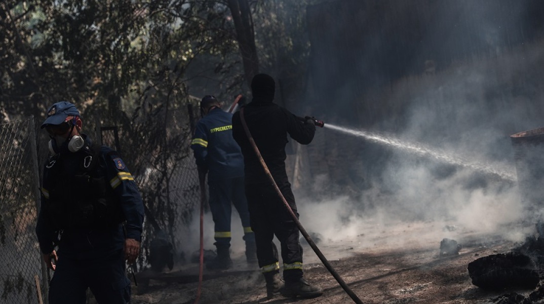Φωτιά στη Σταμάτα Αττικής - Πυροσβέστες επιχειρούν