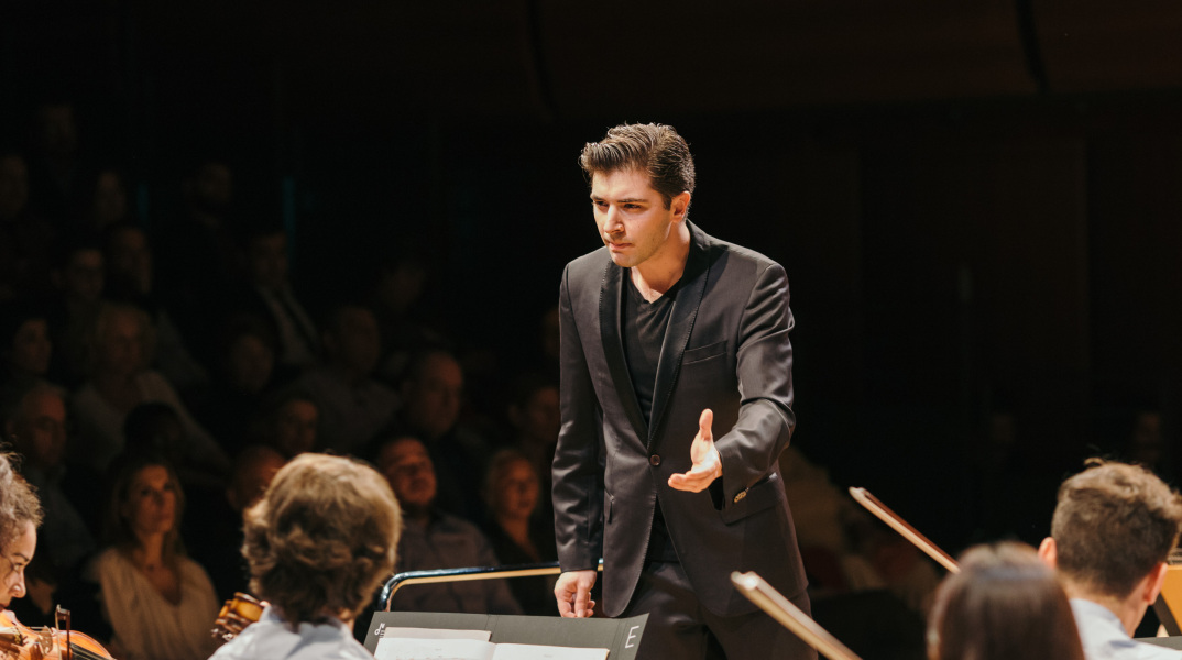 Ο μαέστρος Διονύσης Γραμμένος διευθύνει ορχήστρα