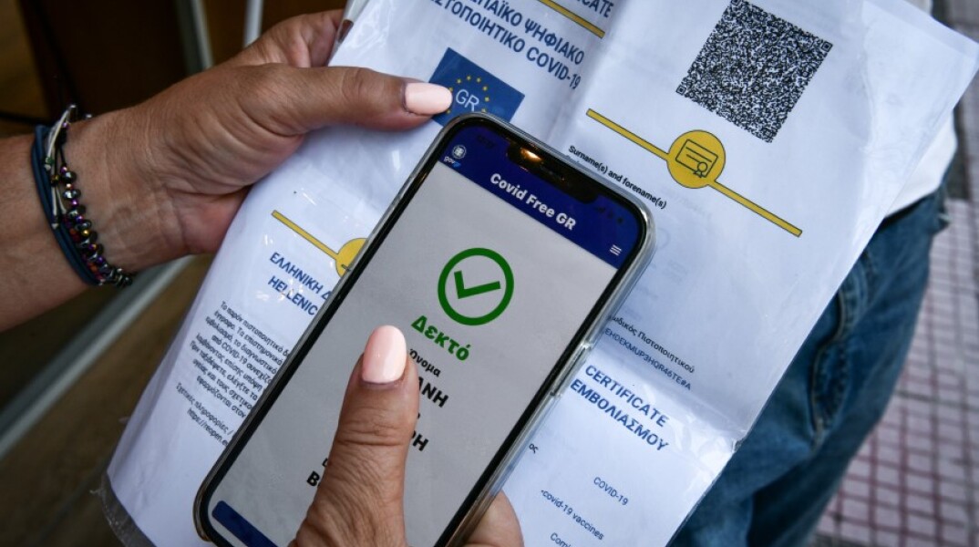 Ο Στέλιος Πέτσας ανέφερε πως από το φθινόπωρο μόνο όσοι έχουν πιστοποιητικό εμβολιασμού ή νόσησης θα μπορούν να εισέλθουν σε κλειστούς χώρους διασκέδασης © EUROKINISSI / ΤΑΤΙΑΝΑ ΜΠΟΛΑΡΗ