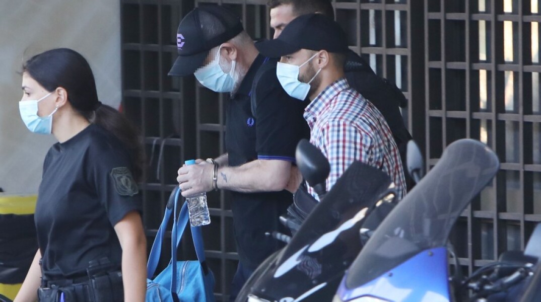 Ο Πέτρος Φιλιππίδης κατά τη μεταγωγή του στις φυλακές Τρίπολης