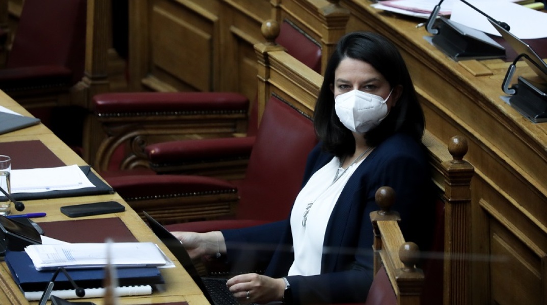 Η υπουργός Παιδείας, Νίκη Κεραμέως, με μάσκα στη Βουλή 